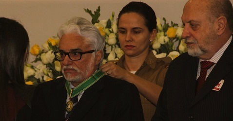 O Conselheiro do TCEMG, Wanderley Ávila, recebe a Medalha de Honra na Defensoria Pública do Estado de Minas Gerais. (Foto: Karina Camargos Coutinho)